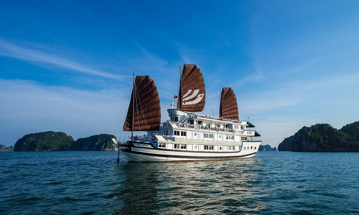 Day 01: Ha Noi - Ha Long (Overnight on cruise)