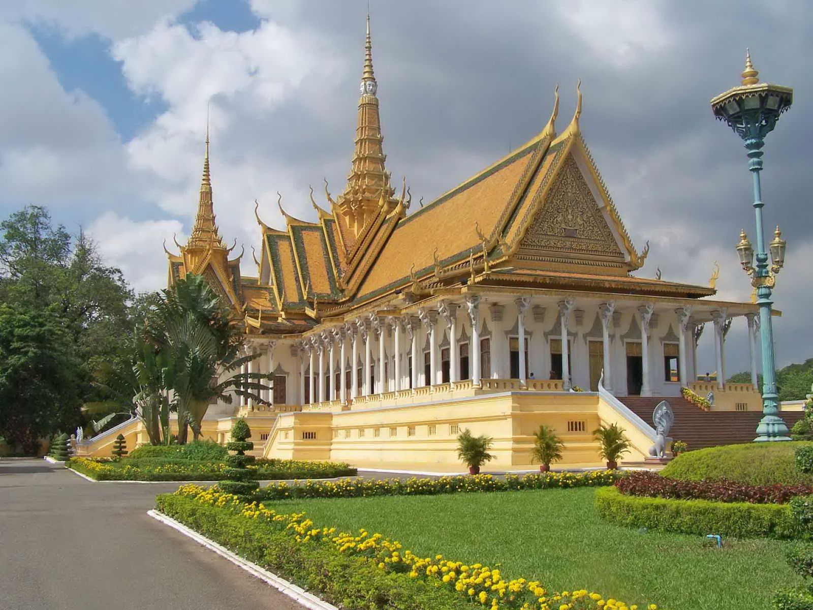 DAY 11: VIENTIANE - PHNOM PENH (B/D)
